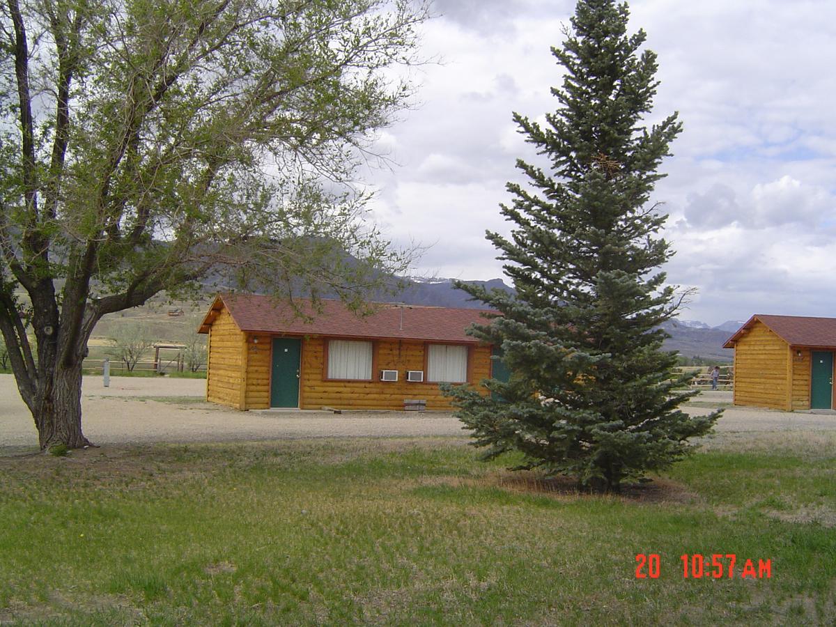 Yellowstone Valley Inn Wapiti Exterior foto